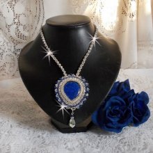 Collier Nil Bleu brodé avec une pierre de gemme : un Lapis Lazuli en forme de poire, cristaux : chatons, gouttes et toupies Cristal, perles rondes nacrées en Verre Bleu Marine et rocailles Argentées